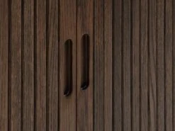 Buffet LYNGVIG 160 Cm 2 Portes Coulissantes Chêne Foncé -Royal Oak || Basic Soldes Boutique 213436