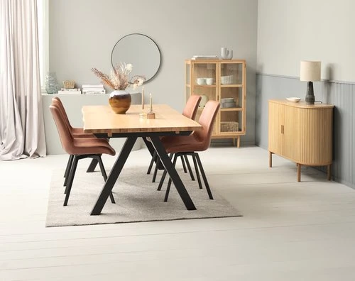 SANDBY L210 Table Chêne Naturel + 4 HYGUM Chaises Cognac 2 SANDBY L210 Table Chêne Naturel + 4 HYGUM Chaises Cognac – Image 2